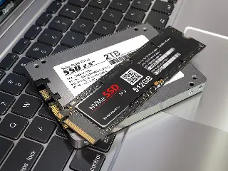 SSD SATA vs NVMe: a diferença que você sente no dia a dia (e por que armazenamento virou o gargalo silencioso de PCs e workstations)